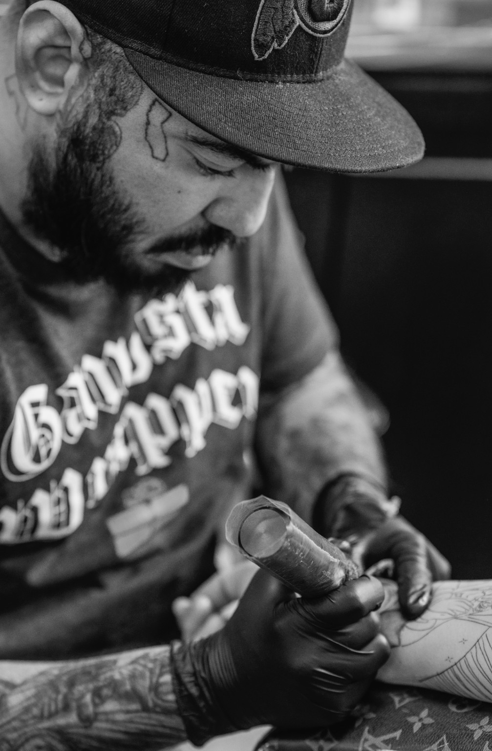 Cesar Albarron tattooing at Varnished Anatomy