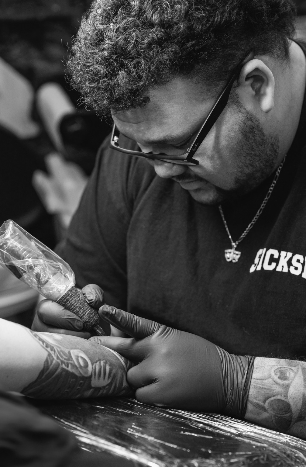 Melvin Pineda tattooing at Varnished Anatomy